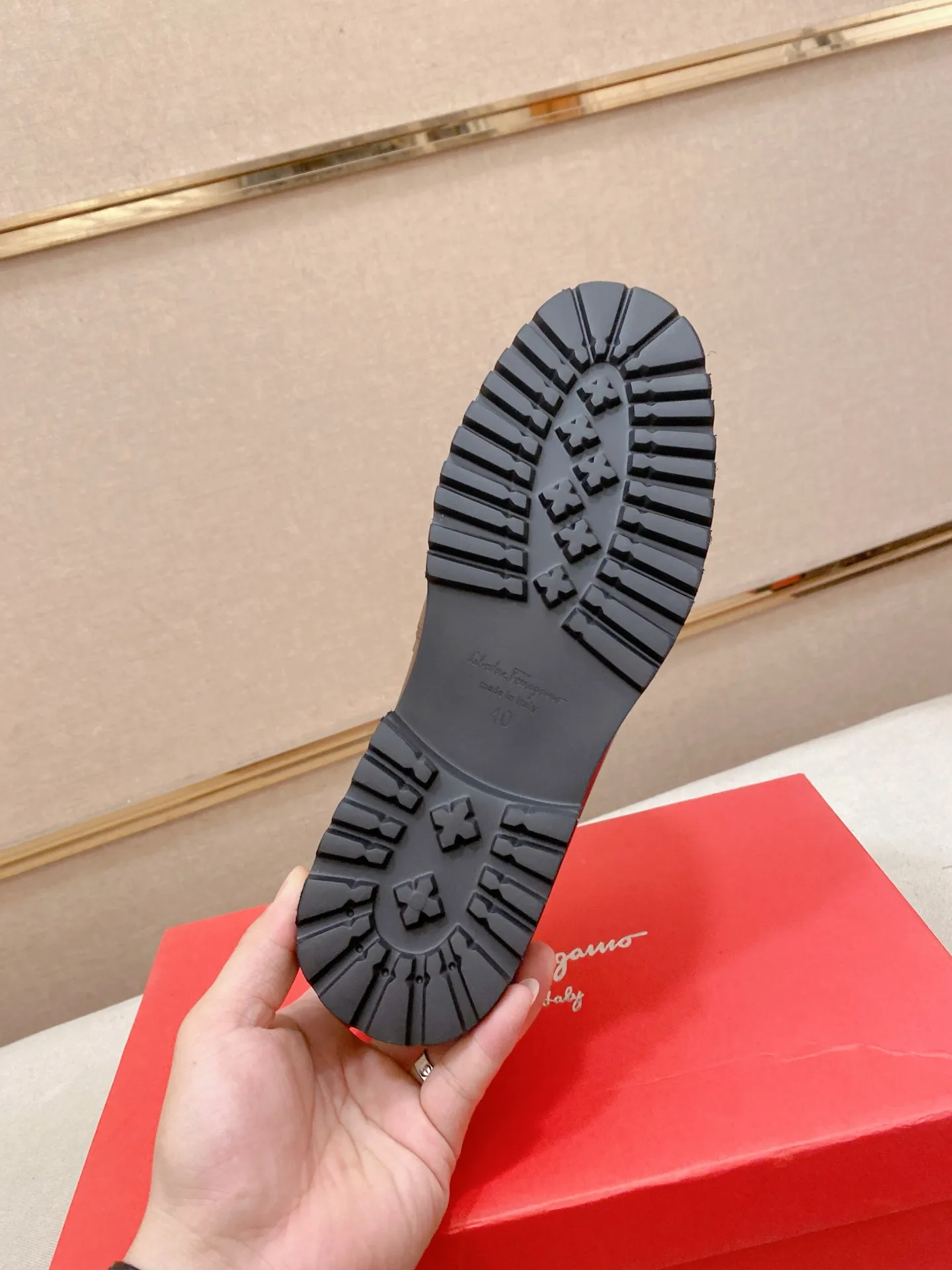 Men's shoes💰: 560💰 High version Ferragamo quality! 🆕🆕Exclusive hot-selling products in stock🔥🔥New products on the shelves, high-quality shoes, high-end driving shoes, with complete packaging! 💪 💪 Material: imported patented cowhide 🐂 + imported high-quality water-dyed cowhide lining + wear-resistant outsole 👍🏻👍🏻 Features: high-end and comfortable, purely handmade 🚀 🚀 Create the perfect shoes that suit you best 🔥 🔥 Size: (38-44) Can be customized 45 non-returnable!